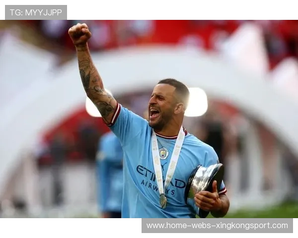 曼城弱侧突然加速推进，沃克的插上时机绝佳